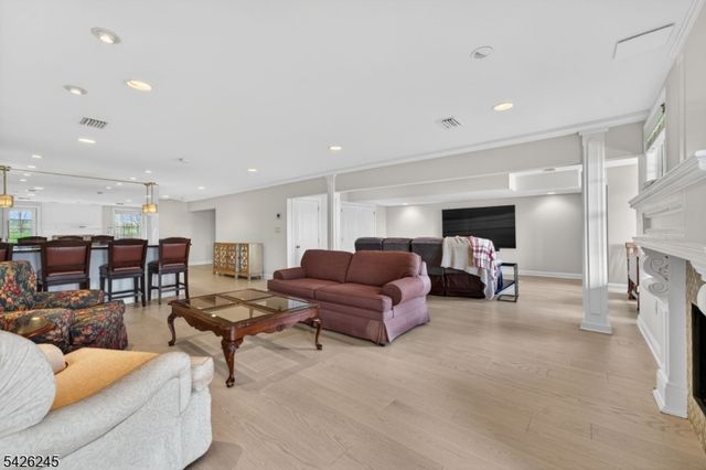 6 Osprey Ct, Washington Twp., NJ 07882
