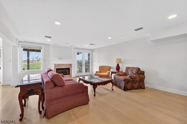 6 Osprey Ct, Washington Twp., NJ 07882