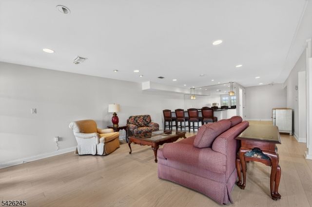 6 Osprey Ct, Washington Twp., NJ 07882