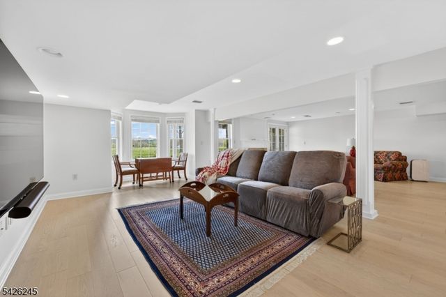 6 Osprey Ct, Washington Twp., NJ 07882