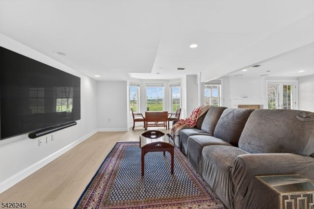 6 Osprey Ct, Washington Twp., NJ 07882