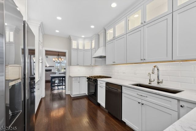 6 Osprey Ct, Washington Twp., NJ 07882