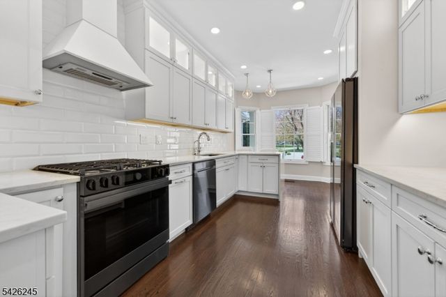 6 Osprey Ct, Washington Twp., NJ 07882