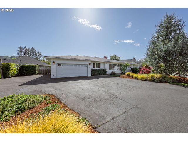 1025 Nw BASCO Ave, Roseburg, OR 97471