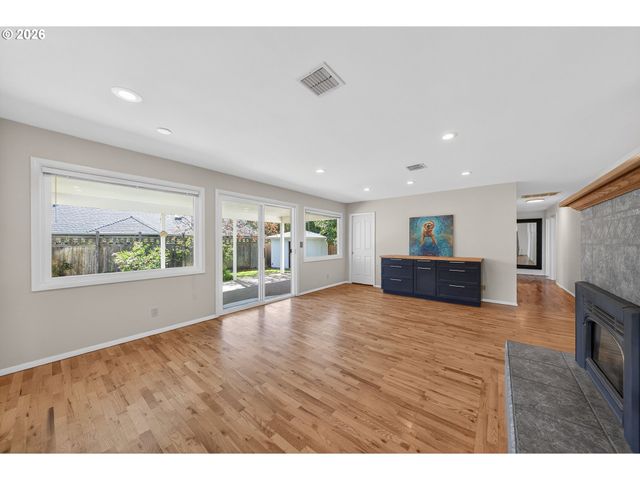 1025 Nw BASCO Ave, Roseburg, OR 97471