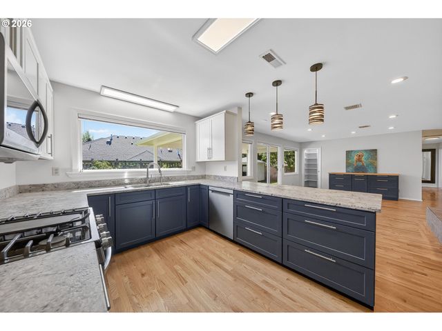 1025 Nw BASCO Ave, Roseburg, OR 97471