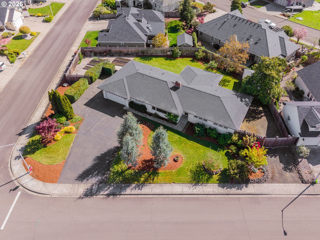 1025 Nw BASCO Ave, Roseburg, OR 97471