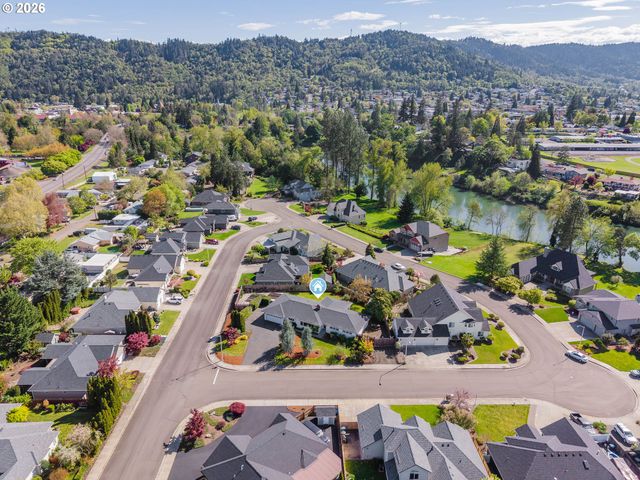 1025 Nw BASCO Ave, Roseburg, OR 97471