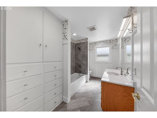 1025 Nw BASCO Ave, Roseburg, OR 97471