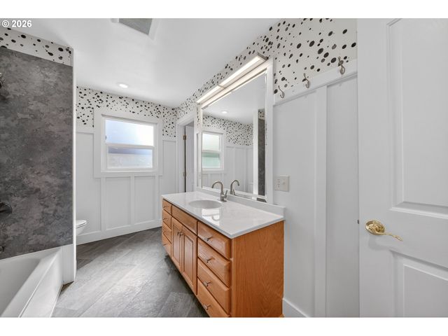 1025 Nw BASCO Ave, Roseburg, OR 97471