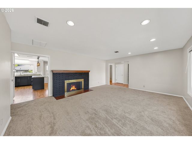 1025 Nw BASCO Ave, Roseburg, OR 97471