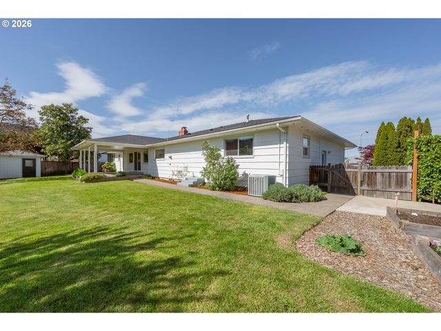 1025 Nw BASCO Ave, Roseburg, OR 97471