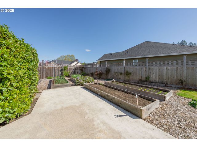 1025 Nw BASCO Ave, Roseburg, OR 97471