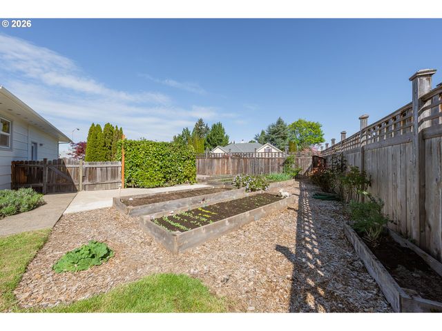 1025 Nw BASCO Ave, Roseburg, OR 97471