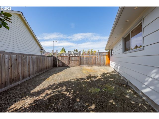 1025 Nw BASCO Ave, Roseburg, OR 97471