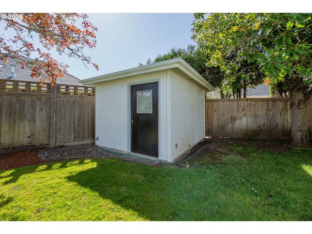 1025 Nw BASCO Ave, Roseburg, OR 97471