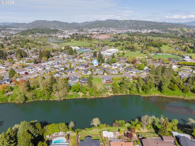 1025 Nw BASCO Ave, Roseburg, OR 97471