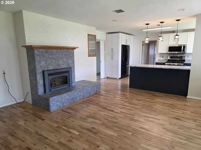 1025 Nw BASCO Ave, Roseburg, OR 97471