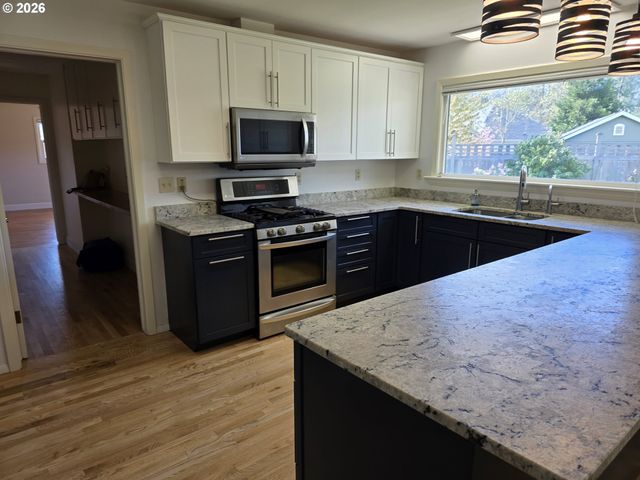 1025 Nw BASCO Ave, Roseburg, OR 97471