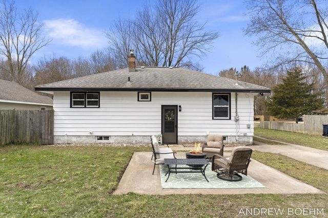 607 Central Bay Avenue, Holland, MI 49423