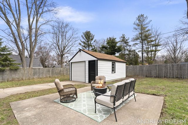 607 Central Bay Avenue, Holland, MI 49423