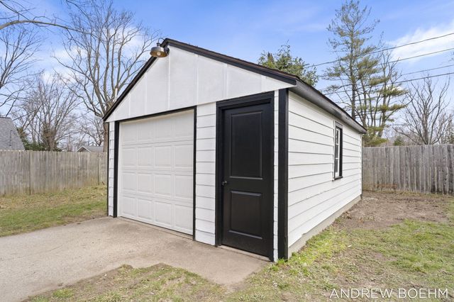 607 Central Bay Avenue, Holland, MI 49423