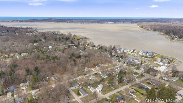 607 Central Bay Avenue, Holland, MI 49423