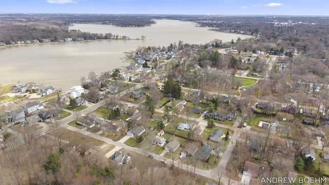 607 Central Bay Avenue, Holland, MI 49423