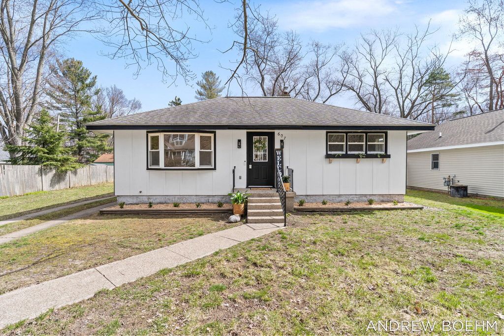 607 Central Bay Avenue, Holland, MI 49423