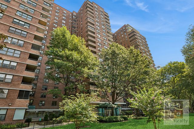 385 Grand St Apt L1606, New York City, NY 10002