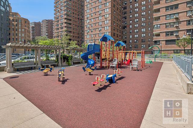 385 Grand St Apt L1606, New York City, NY 10002