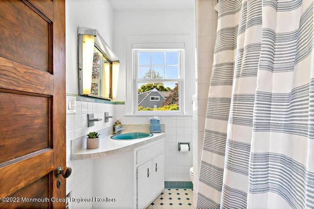 27 Shrewsbury Drive, Monmouth Beach, NJ 07750