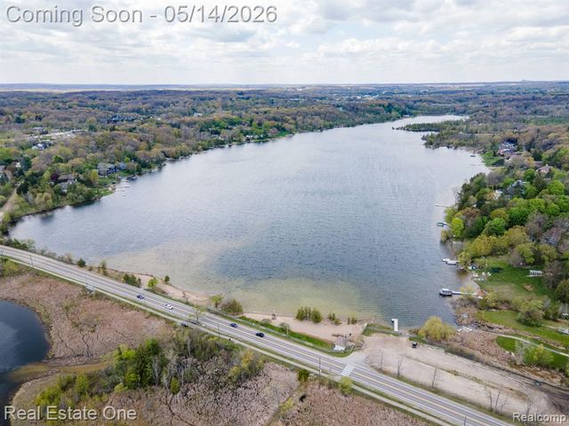 6464 Deer Ridge Drive, Clarkston, MI 48348