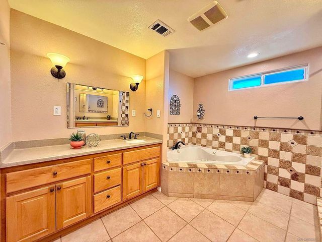 8364 Lake Ashwood Ave, San Diego, CA 92119