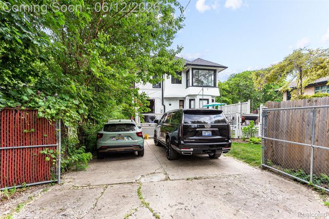 7641 La Salle Boulevard, Detroit, MI 48206