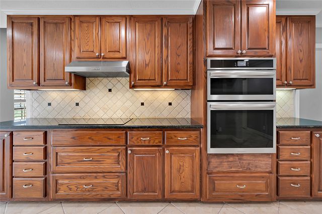 300 Trailview Drive, Woodway, TX 76712