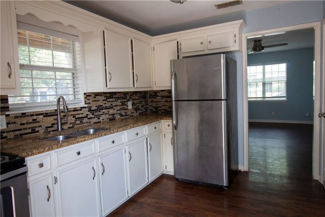 702 Jefferson St, Alice, TX 78332