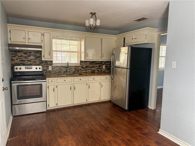 702 Jefferson St, Alice, TX 78332