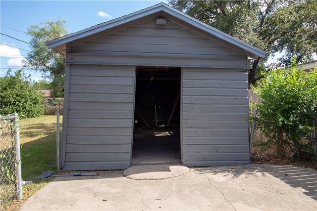 702 Jefferson St, Alice, TX 78332