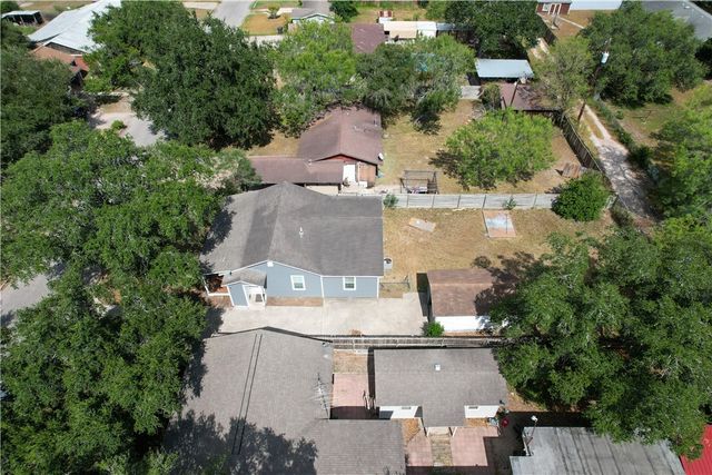 702 Jefferson St, Alice, TX 78332