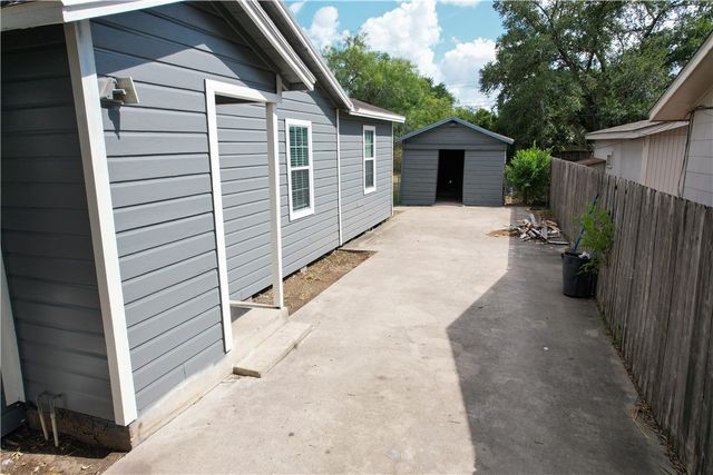 702 Jefferson St, Alice, TX 78332