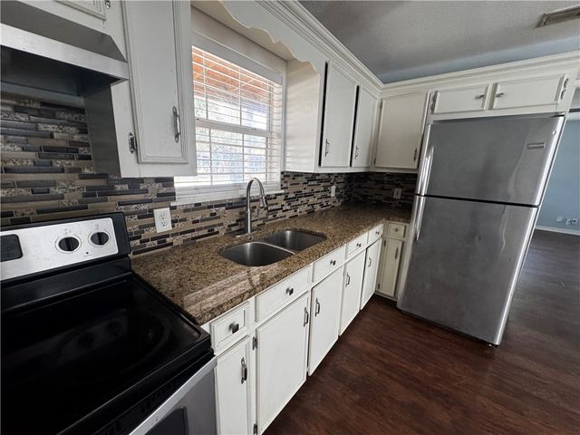 702 Jefferson St, Alice, TX 78332