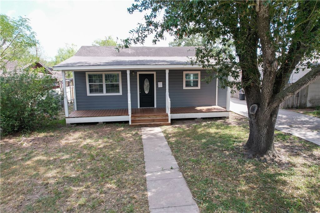702 Jefferson St, Alice, TX 78332