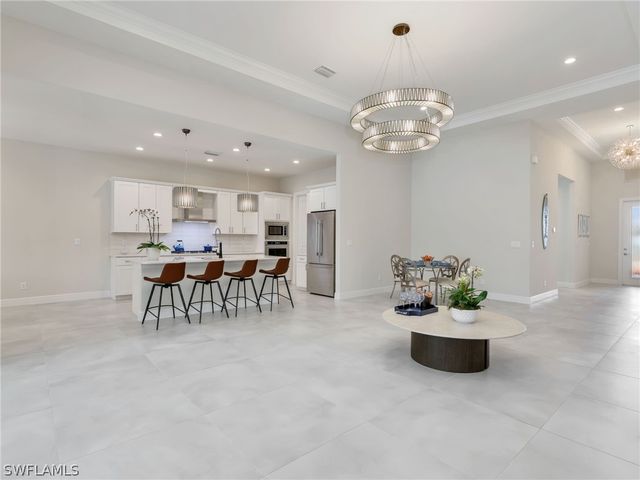 9252 Cayman DR, Naples, FL 34114