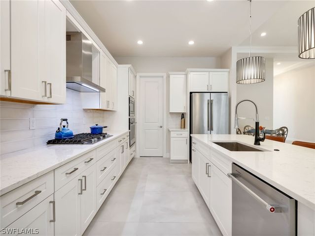 9252 Cayman DR, Naples, FL 34114