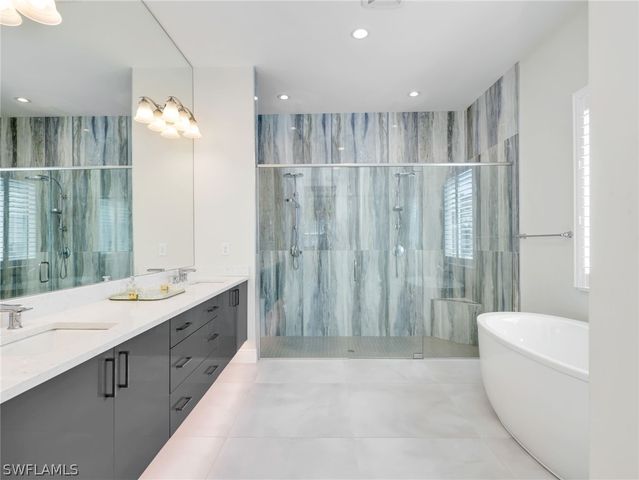 9252 Cayman DR, Naples, FL 34114