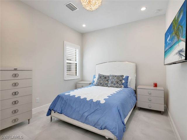 9252 Cayman DR, Naples, FL 34114