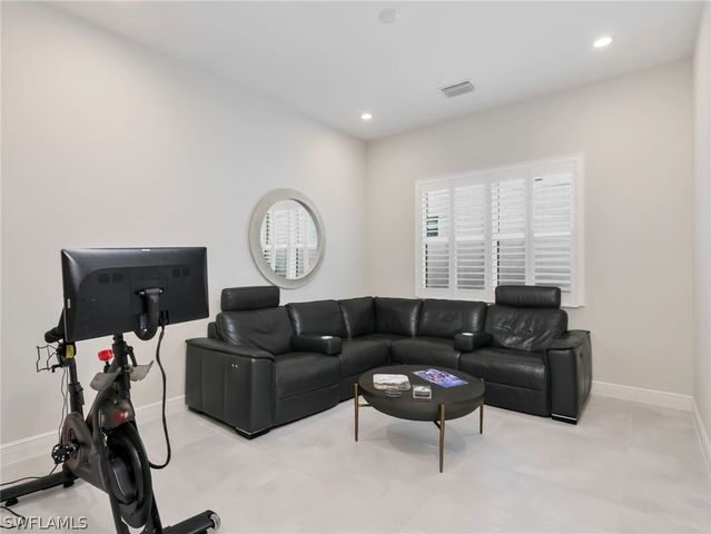 9252 Cayman DR, Naples, FL 34114