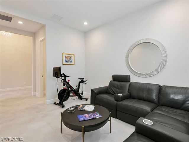 9252 Cayman DR, Naples, FL 34114