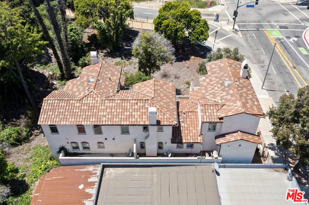Image 12 of property listing at 44 E Thompson Boulevard, Ventura, CA 93001